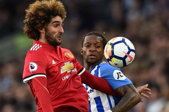 Gelandang Manchester United, Marouane Fellaini (kiri) berduel dengan pemain Brighton & Hove Albion, Gaetan Bong, dalam partai Liga Inggris di Stadion American Express Community, Brighton, 4 Mei 2018.