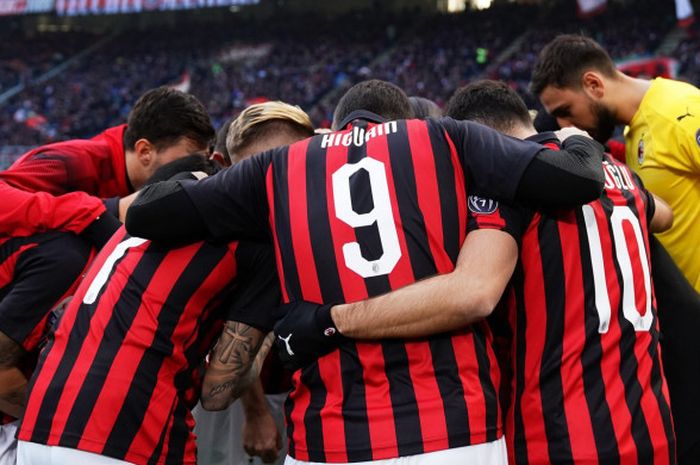 Pemain AC Milan bersiap-siap menjelang kick-off pertandingan melawan Fiorentina pada pekan ke-17 Liga Italia 2018-2019 di Stadion San Siro, Sabtu (22/12/2018).