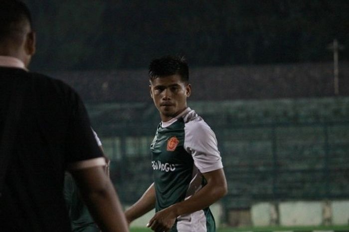 Pemain Semen Padang, Tambun Naibaho, saat membela PS TNI pada Kejuaraan Sepak Bola Torabika (TSC) 2016.