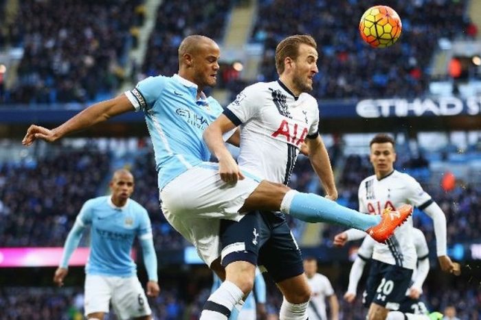 Bek dan kapten Manchester City, Vincent Kompany, berduel dengan striker Tottenham, Harry Kane, Minggu (14/2/2016).