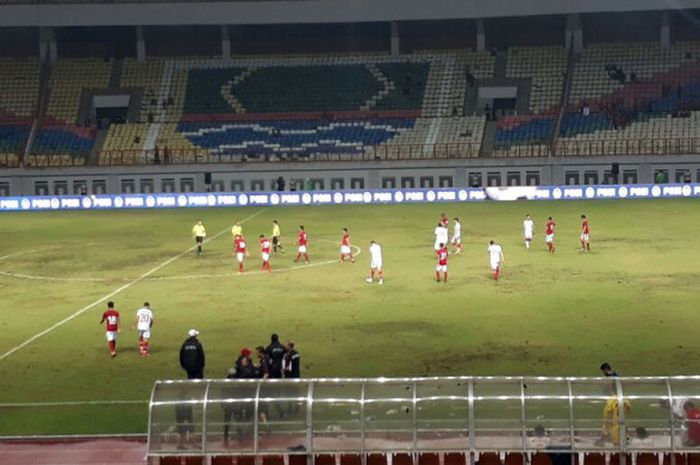 Suasana lapangan setelah laga Timnas Indonesia senir versus Timnas U-23 Suriah pada uji coba di Stadion Wibawa Mukti, Cikarang, Kabupaten Bekasi, Sabtu (18/11/2017) malam WIB. 