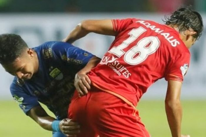 Duel gelandang Persib, Gian Zola dengan pemain tengah Arema FC, Adam Alis pada partai pembuka Liga 1 musim 2017 di Stadion Gelora Bandung Lautan Api, Kota Bandung, 15 April 2017. 