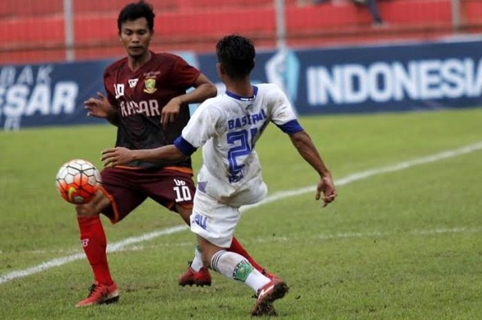 Pemain depan Perssu Super Madura, Muhammad Ilhamul Ihaz (kiri) mencoba melewati bek PSPS Pekanbaru pada laga 8 Besar ISC B di Stadion Gelora Bumi Kartini, Jepara, Jumat (9/12/2016) sore. 