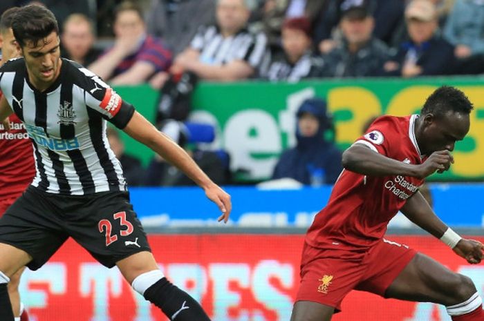 Gelandang Newcastle United, Mikel Merino (kiri), berduel dengan pemain Liverpool FC, Sadio Mane, dalam laga Liga Inggris di St. James Park, Newcastle, pada 1 Oktober 2017.