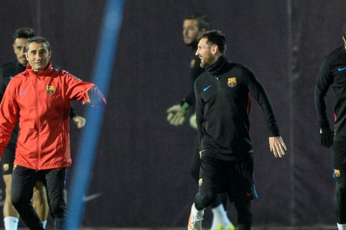 Pelatih Barcelona Ernesto Valverde (kiri) berbicara dengan Lionel Messi dalam sesi latihan tim di Joan Gamper Sports Center, Barcelona, 25 November 2017.