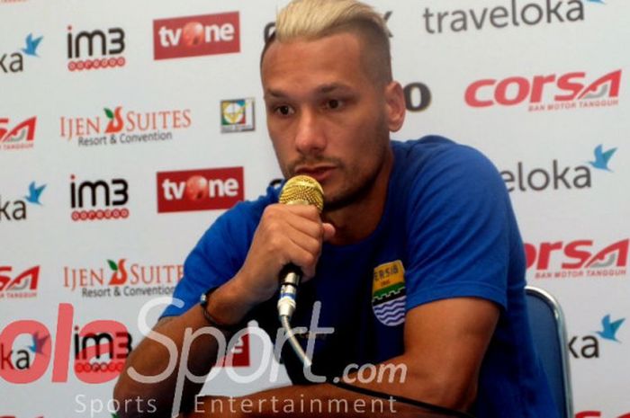 Pemain Persib Bandung, Raphael Maitimo, berbicara kepada wartawan dalam sebuah sesi konferensi pers.
