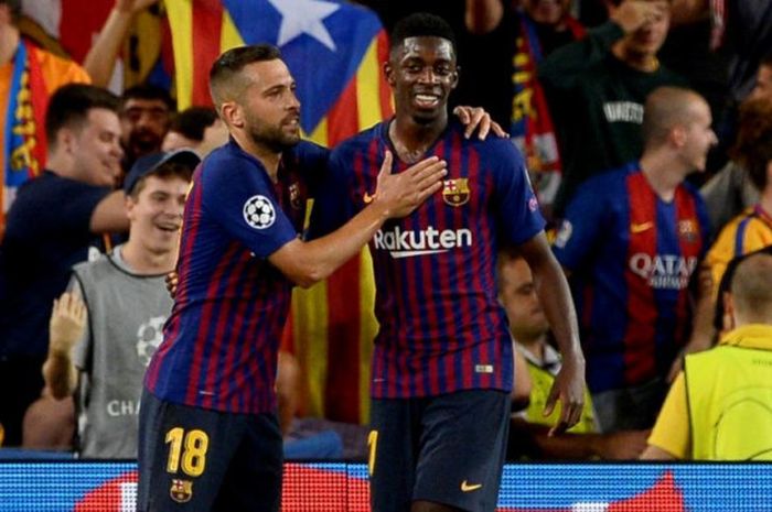  Ousmane Dembele (kanan) merayakan golnya untuk FC Barcelona bersama Jordi Alba dalam partai Liga Champions lawan PSV Eindhoven di Camp Nou, Barcelona, 18 September 2018. 