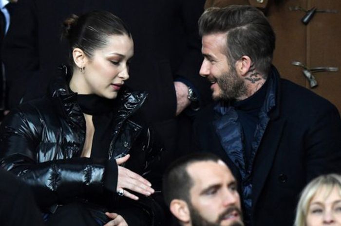 David Beckham (kanan) dan Bella Hadid (kiri) menonton pertandingan antara Real Madrid dan Paris Saint Germain di Stadion Parc des Princes, Selasa (6/3/2018) atau Rabu dini hari WIB.	