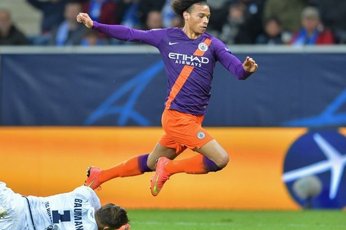 Penyerang Manchester City, Leroy Sane (kanan), terjatuh seusai melewati kiper Hoffenheim, Oliver Baumann, dalam laga Grup F Liga Champions di Stadion Rhein Neckar Arena, Sinsheim, Jerman pada 2 Oktober 2018.