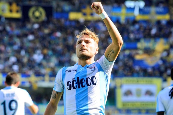 Striker Lazio, Ciro Immobile, merayakan gol yang dia cetak ke gawang Hellas Verona dalam laga Liga Italia di Stadion Marc'Antonio Bentegodi, Verona, pada 24 September 2017.