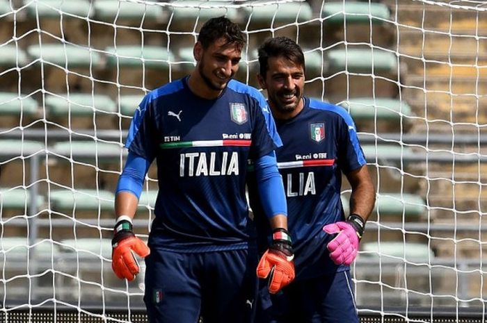 Gianluigi Donnarumma (kiri) dan Gianluigi Buffon berbincang dalam sesi latihan tim nasional Italia di Stadion San Nicola, Bari, Italia, 3 September 2016.