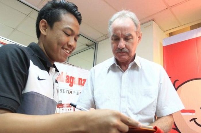 Pelatih timnas Indonesia, Alfred Riedl (kanan), saat melayani permintaan tanda tangan dari salah satu peserta acara bertajuk Forum Diskusi BOLA dengan tema Timnas Menuju Piala AFF: ”Saatnya Garuda Bangkit,” di Kantor Redaksi BOLA, Palmerah, Jakarta, Selasa (23/8/2016).