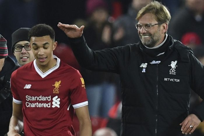  Manajer Liverpool, Juergen Klopp (kanan), memberikan selamat kepada bek sayap Trent Alexander-Arnold, seusai pertandingan Liga Inggris 2017-2018 menghadapi Swansea City di Stadion Anfield, Liverpool, Inggris, pada Selasa (26/12/2017).    