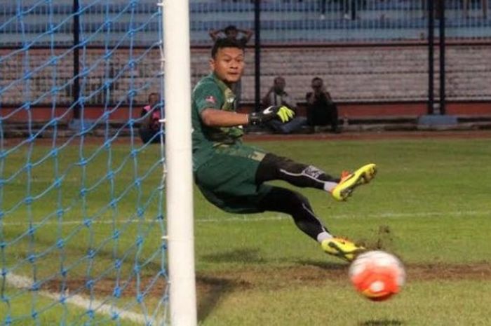 Kiper Pusamania Borneo FC, Dian Agus sempat gagal menahan sepakan penalti striker Persela, Herman Dzumafo tetapi tendangan pertama dianulir di Stadion Surajaya, Lamongan, Minggu (24/7/2016). 