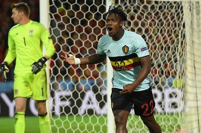 Reaksi striker tim nasional Belgia, Michy Batshuayi (kanan), saat memprotes keputusan wasit dalam pertandingan perempat final Piala Eropa 2016 menghadapi Wales di Stade Pierre-Mauroy, Lille, Prancis, pada 1 Juli 2016.