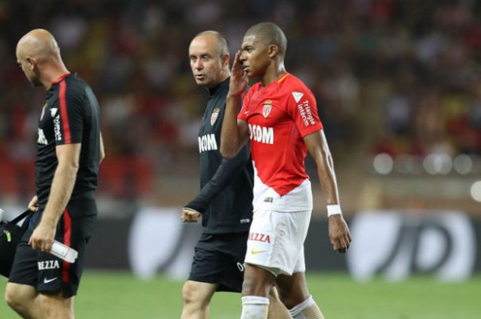 Penyerang AS Monaco, Kylian Mbappe, meninggalkan lapangan karena cedera saat bertanding melawan Toulouse di pekan pertama Liga Prancis di Stade II Louis, Jumat (4/8/2017) waktu setempat.