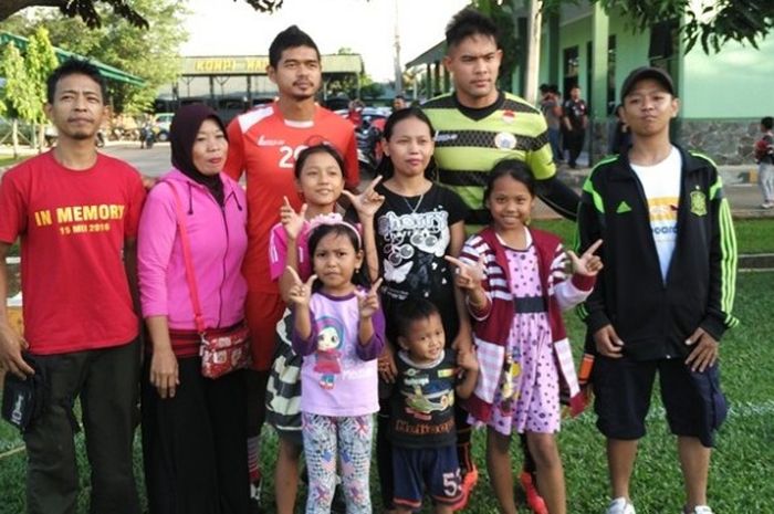 Bambang Pamungkas dan Andritany Ardhiyasa menyambut kedatangan keluarga Alm. Fahreza di Lapangan Nurhanudin, Yonzikon 14, Srengseng Sawah, Jagakarsa, Jakarta Selatan, Kamis (16/6/2016) sore.