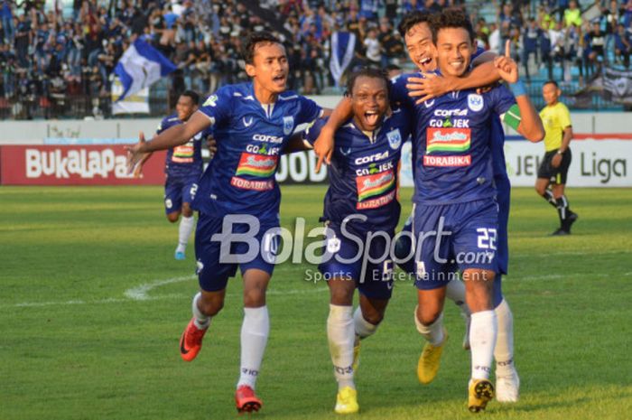 Pemain PSIS Semarang saat melakukan selebarasi seusai mebobol gawang Perseru Serui di Stadion Moch Soebroto, Minggu (23/9/2018).