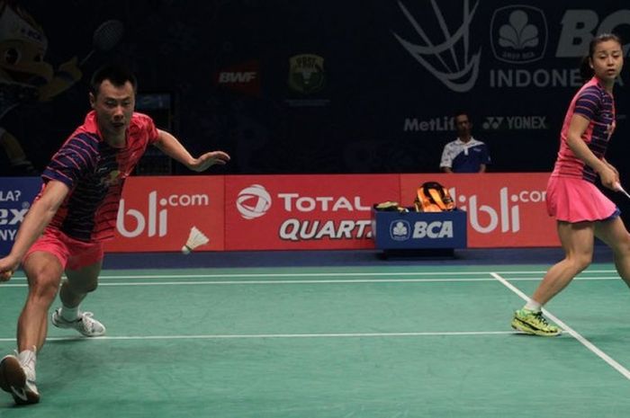 Pasangan ganda campuran China, Xu Chen/Ma Jin, mengembalikan kok dari pasangan Denmark, Joachim Fischer Nielsen/Christinna Pedersen, pada babak perempat final BCA Indonesia Open Superseries Premier di Istora Gelora Bung Karno, Senayan, Jakarta, Jumat (3/6/2016).