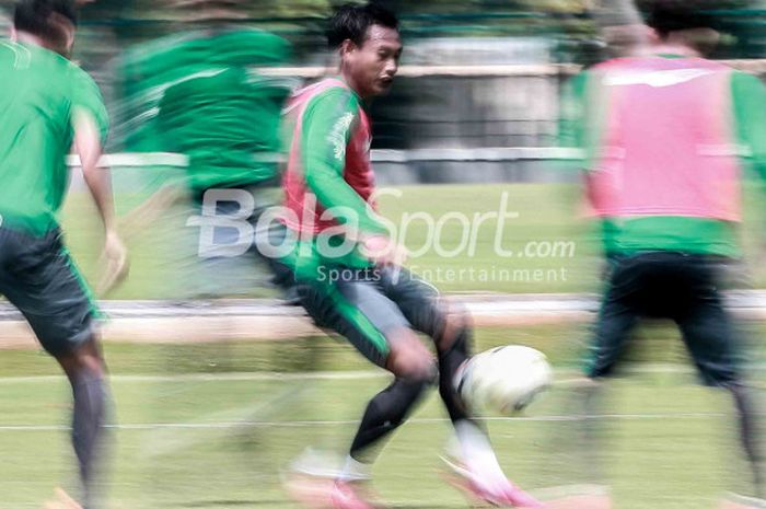  Hansamu Yama menjalani latihan dalam rangkaian training camp (TC) timnas U-23 Indonesia di Lapangan B, kompleks Gelora Bung Karno (GBK), Senayan, Jakarta Pusat, Selasa (20/2/2018). 