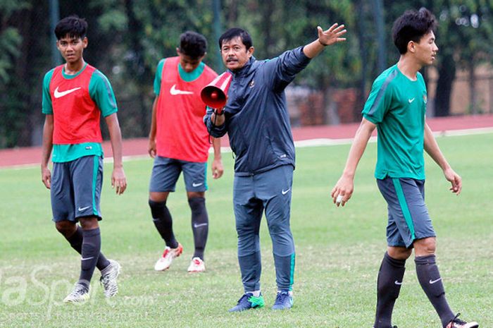   Pelatih timnas U-19 Indonesia, Indra Sjafri memberikan pengarahan kepada pemainnya dalam sesi game