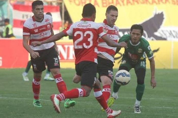 Trio pemain Madura United, Fabiano Beltrame (15), Gilang Ginarsa (23) dan Toni Mossi dalam laga kontra Bhayangkara Surabaya United pada Trofeo Kapolda Jatim di Gelora Delta, Sidoarjo, Minggu (24/4/2016). 