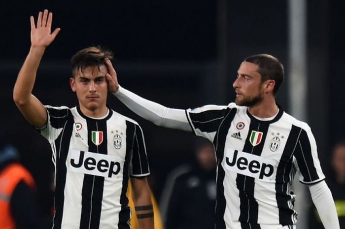 Reaksi penyerang Juventus, Paulo Dybala (kiri), seusai menjebol gawang Palermo dalam laga Serie A di Juventus Stadium, Turin, Italia, pada 17 Februari 2017.
