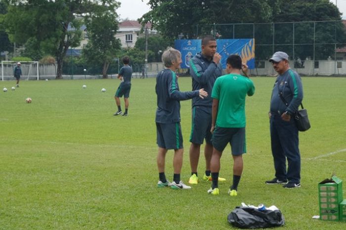 Pelatih kebugaran Miguel Gandia, penerjemah Bayu Eka Sari, gelandang Evan Dimas, dan dokter tim Syarif Alwi dalam diskusi saat jelang akhir latihan sesi siang di lapangan Kelab Aman, Lorong Damai, Kuala Lumpur, Jumat (18/8/2017). 