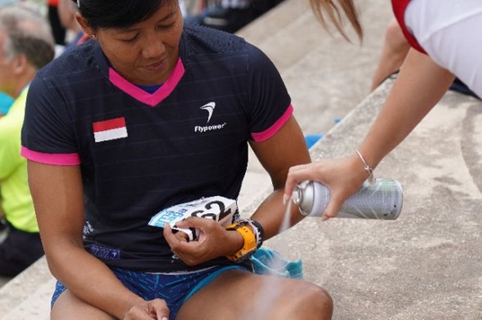 Sprinter putri Indonesia, Dedeh Erawati, saat ditangani tim medis pascacedera selama persiapan turun di semifinal nomor 200 meter Kejuaraan Dunia Masters Atletik 2018 di Malaga, Spanyol.