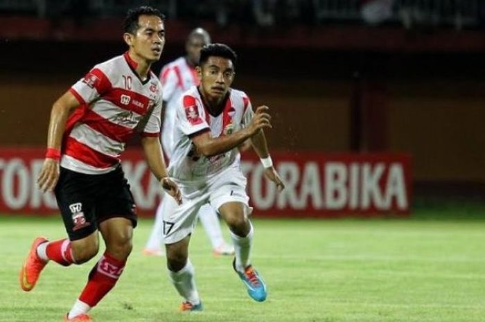 Playmaker Madura United, Slamet Nurcahyo (kiri) adu lari dengan pemain Persija, Abrizal Umanailo di Stadion Pamellengan, Pamekasan, Minggu (20/11/2016) malam.