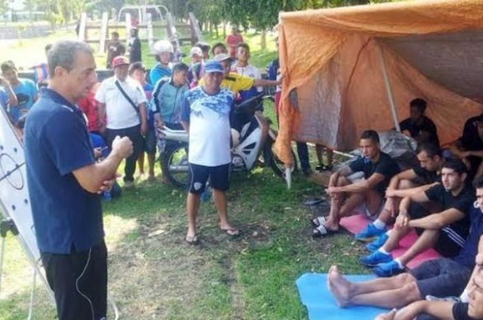 Pelatih Milomir Seslija memberikan instruksi anak asuhnya di tenda darurat yang ada di Lapangan Arhanud, Pendem, Junrejo, Kota Batu pada Minggu (24/4/2016).