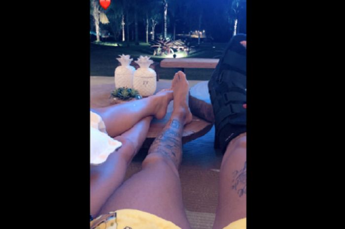 instastory neymar memamerkan kaki nya dengan kaki seorang wanita