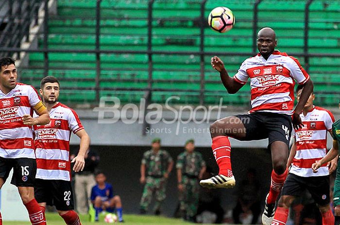 Bek Madura United, OK John, menyundul bola saat melawan PS Tira Bantul pada pekan kedua Piala Presiden 2018 Grup C di Stadion Gelora Bung Tomo Surabaya, Jawa Timur, Selasa (23/01/2018) sore.