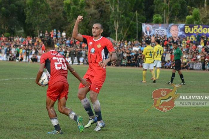 Penyerang Kelantan FA, Bruno Lopes merayakan gol yang dicetaknya ke gawang Buriram United pada uji coba di Stadion Maharaj, Sabtu (27/1/2018).