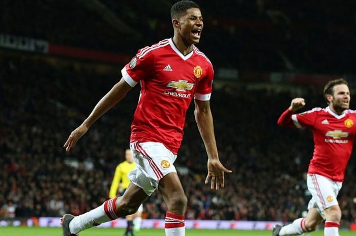 Striker muda Manchester United, Marcus Rashford, selebrasi usai mencetak gol ke gawang Midtjylland, Kamis (25/2/2016)