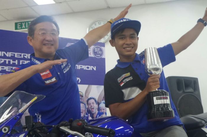 Pebalap Yamaha Indonesia, Galang Hendra Pratama, menjalani jumpa pers di Jakarta, Rabu (25/10/2017).