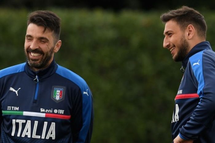 Kiper Italia, Gianluigi Buffon (kiri) dan Gianluigi Donnarumma, berbincang dalam sesi latihan di Coverciano, Florence, Italia, pada 23 Maret 2017.