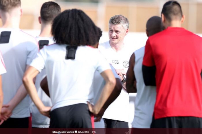 Pelatih interim Manchester United, Ole Gunnar Solskjaer, memimpin sesi latihan timnya.