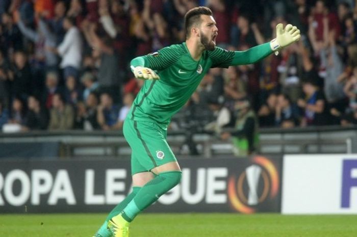 Kiper Sparta Prague, Tomas Koubek, beraksi dalam pertandingan Liga Europa kontra Inter Milan di Praha, Republik Ceska, 29 September 2016.