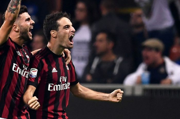 Gelandang AC Milan, Giacomo Bonaventura (kanan), merayakan gol timnya ke gawang Inter Milan dalam dalah Liga Italia 2017-2018 di Stadion Giuseppe Meaza, Milan, Italia, pada Minggu (15/10/2017).