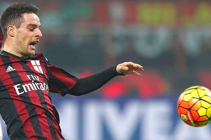 Gelandang Milan, Giacomo Bonaventura, beraksi saat melawan Inter, 31 Januari 2016.