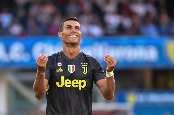 Ekspresi megabintang Juventus, Cristiano Ronaldo, dalam laga Liga Italia kontra Chievo di Stadion Marcantonio Bentegodi, Verona pada 18 Agustus 2018.