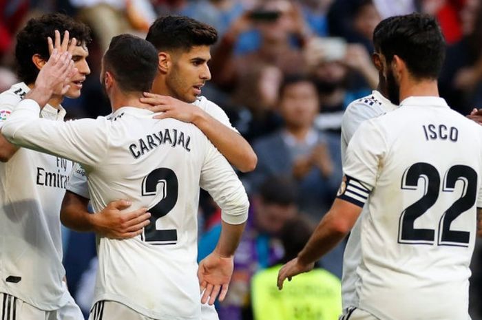 Para pemain Real Madrid merayakan gol yang dicetak oleh Marco Asensio (ketiga dari kiri) dalam laga leg kedua babak 32 besar Copa del Rey melawan Melilla di Stadion Santiago Bernabeu, Madrid, Spanyol pada 6 Desember 2018.