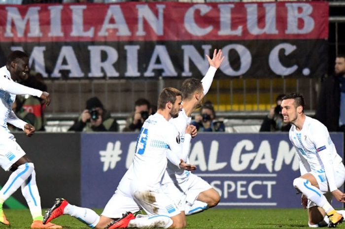 Para pemain HNK Rijeka merayakan gol yang dicetak ke gawang AC Milan dalam laga Grup D Liga Europa di Stadion HNK Rijeka, Kroasia, pada 7 Desember 2017.