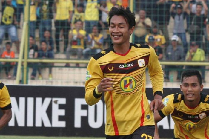 Bek tengah Barito Putera, Hansamu Yama (tengah) merayakan gol yang dicetaknya ke gawang Sriwijaya FC pada laga pekan ke-23 Liga 1 musim 2017 di Stadion 17 Mei, Banjarmasin, Minggu (10/9/2017). 