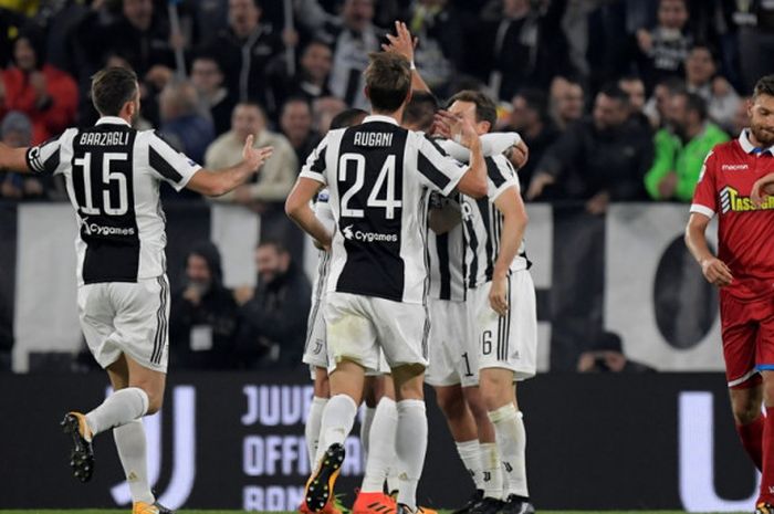 Para pemain Juventus merayakan gol yang dicetak oleh Federico Bernardeschi ke gawang SPAL dalam laga Liga Italia di Juventus Stadium, Turin, pada 25 Oktober 2017.