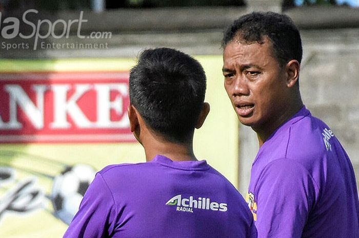 Asisten pelatih Bali United, Eko Purjianto (kanan), berdiskusi dengan pelatih kepala Widodo Cahyono 