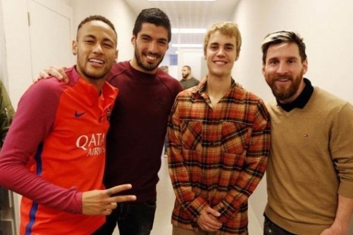 Justin Bieber menyammbangi markas latihan FC Barcelona, dan bertemu langsung dengan Neymar, Luis Suarez, dan Lionel Messi, pada Senin (21/11/2016). 