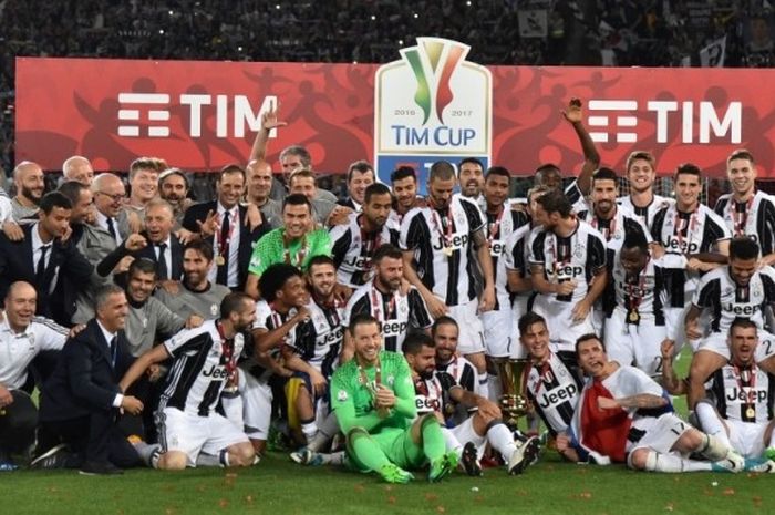 Para pemain Juventus merayakan keberhasilan menjuarai Coppa Italia 2016-2017 setelah menekuk Lazio dalam partai final di Stadion Olimpico, Roma, 17 Mei 2017.
