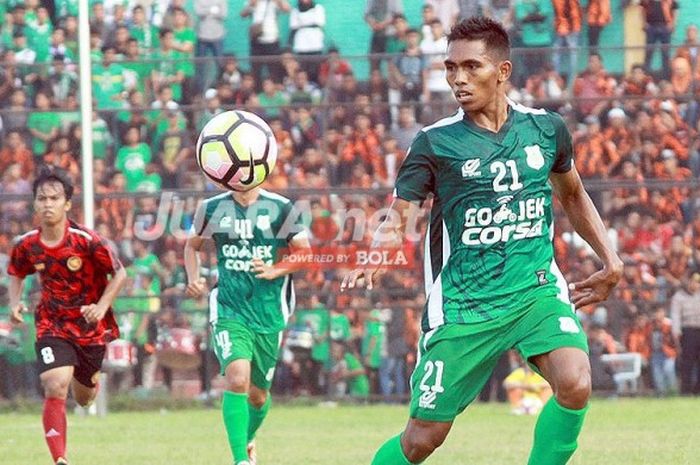 Aksi penyerang PSMS Medan, Frets Listanto Butuan, saat tampil melawan Pro Duta FC dalam laga lanjutan Liga 2 Indonesia di Stadion Teladan Medan, Minggu (30/4/2017). Tim tuan rumah PSMS Medan mengalahkan tim tamu dengan skor 4-0. 